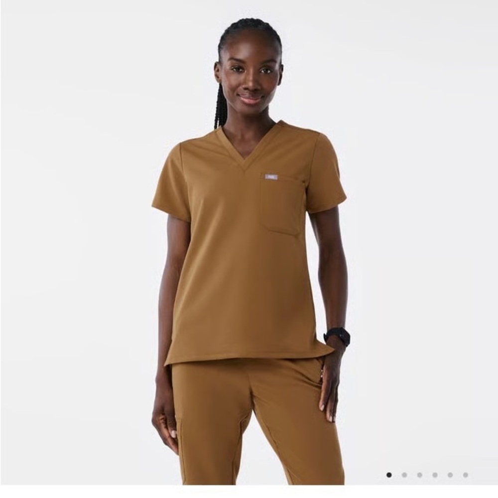 Figs Women's Caterina Earth Short Sleeve V-Neck Top sz Medium